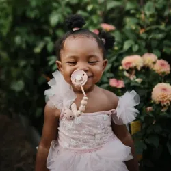 Mushie Cadena chupete Luna